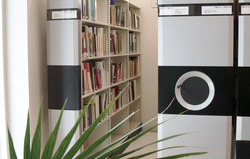 hyller på et bibliotek