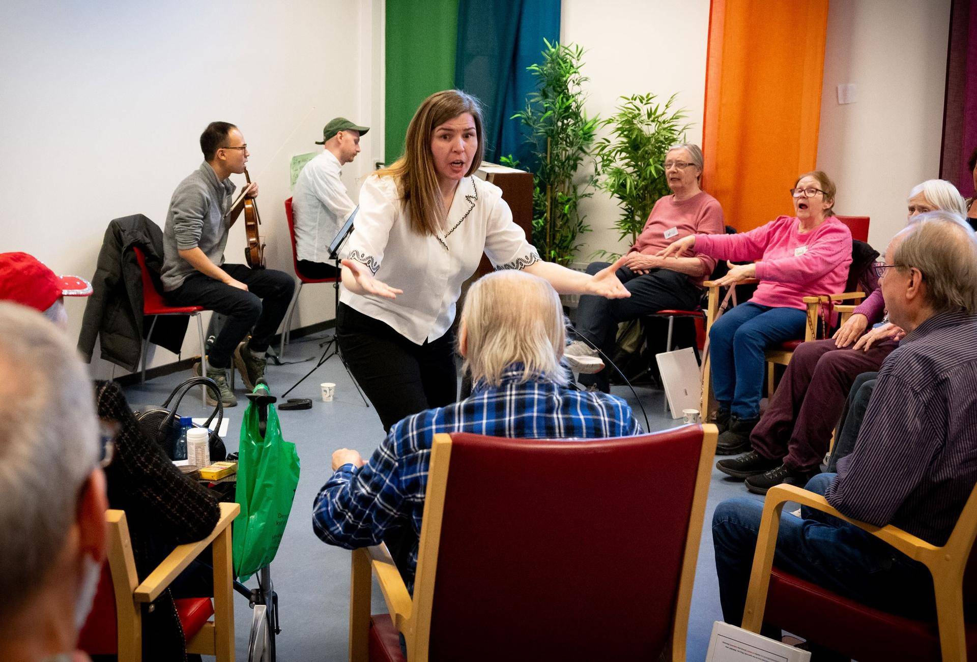 Demenskoret sitter rundt en aktiv dirigent