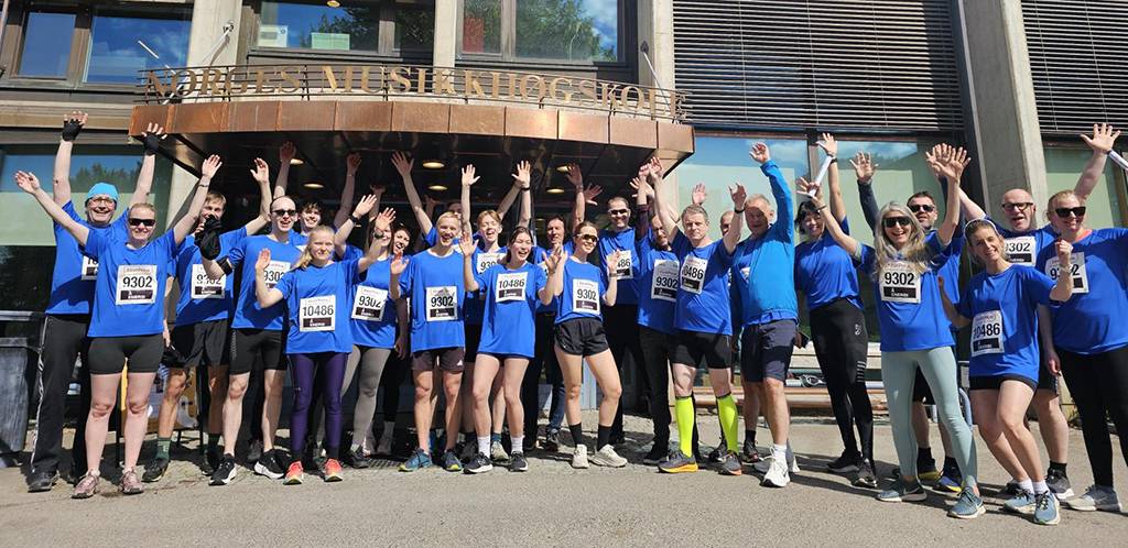 Laga fra Holmekollstafetten foran inngangen til NMH