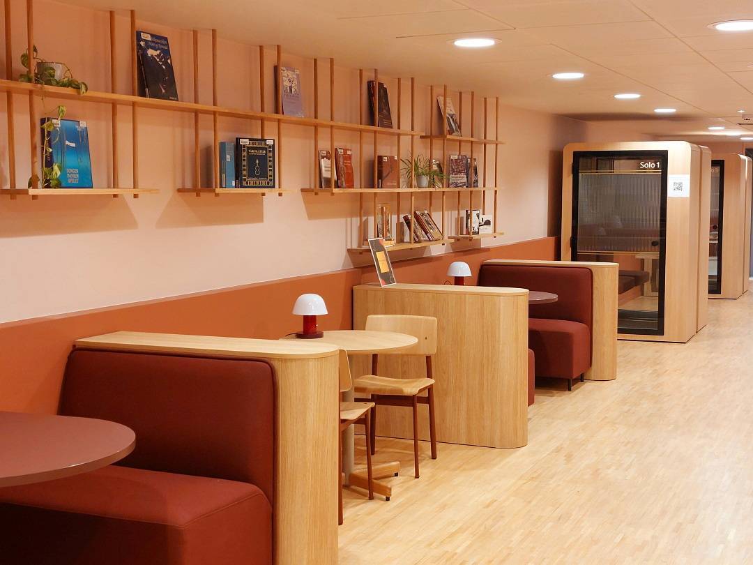 Interiør i biblioteket