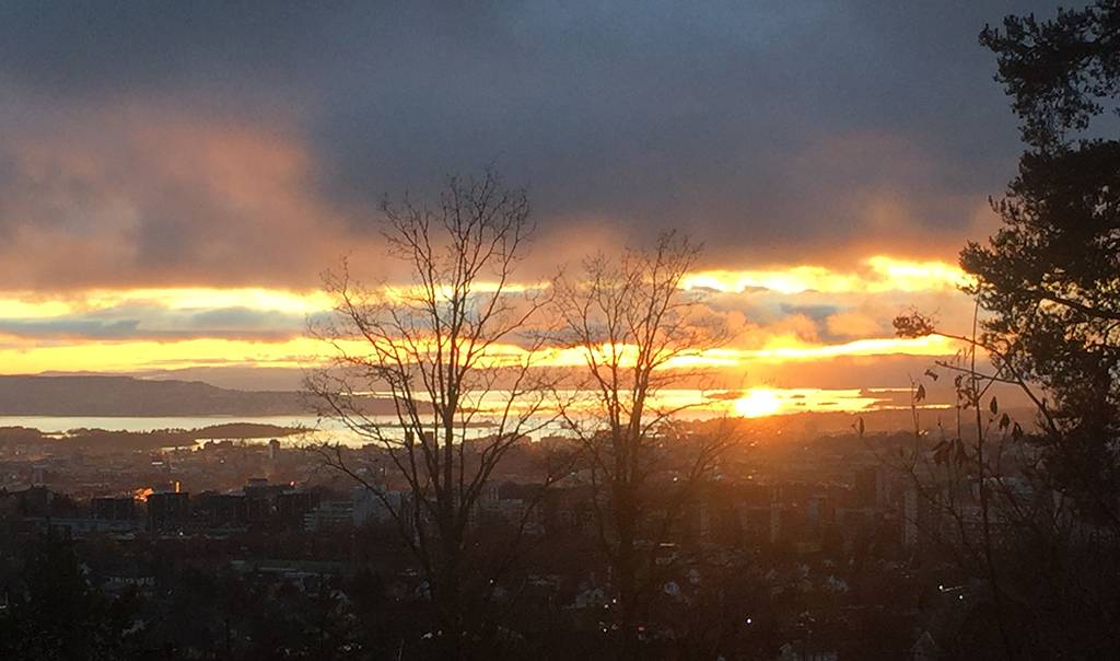 Solnedgang på vinterhimmel