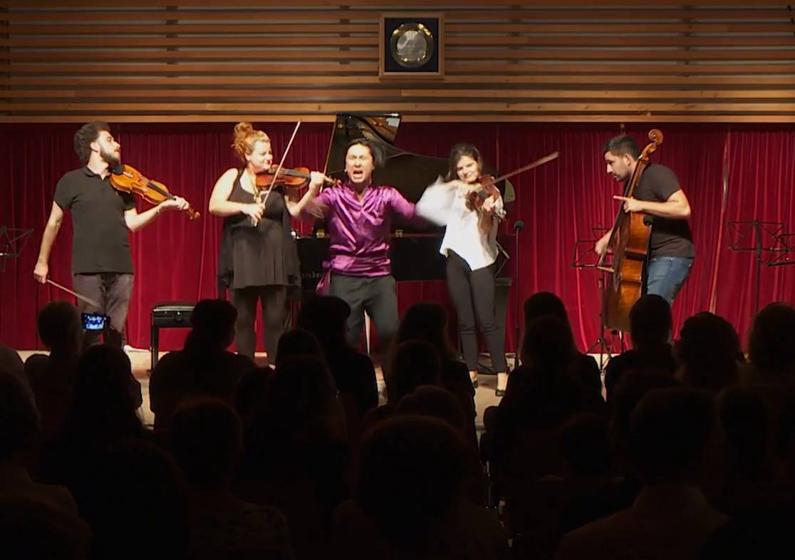 strykere og dansende voksen på en scene