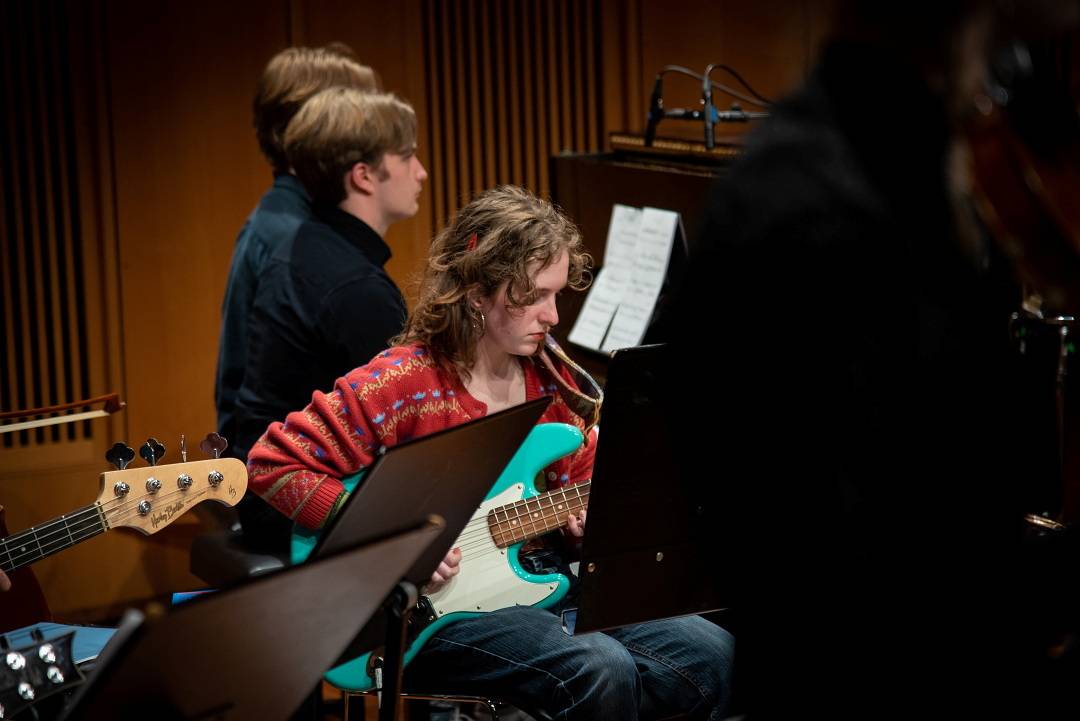 Ungdommer spiller sammen