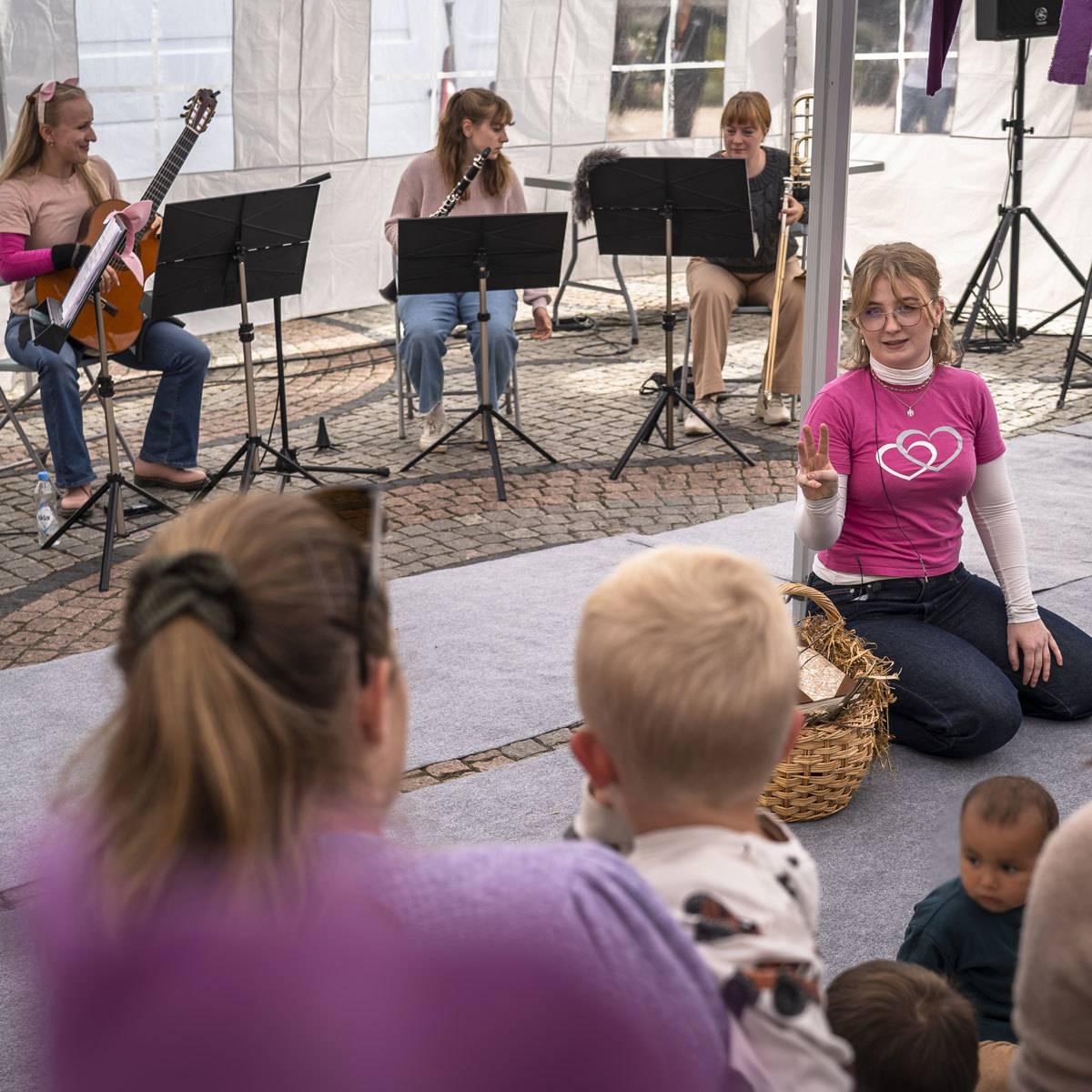 Barn og studenter i et telt