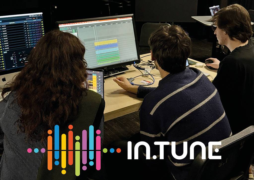 Studenter foran dataskjermer