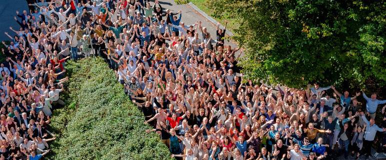 Fellesbilde ansatte tatt fra taket