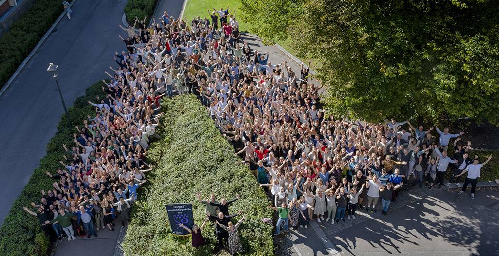 Avgangsstudenter på rekke i Lindemansalen